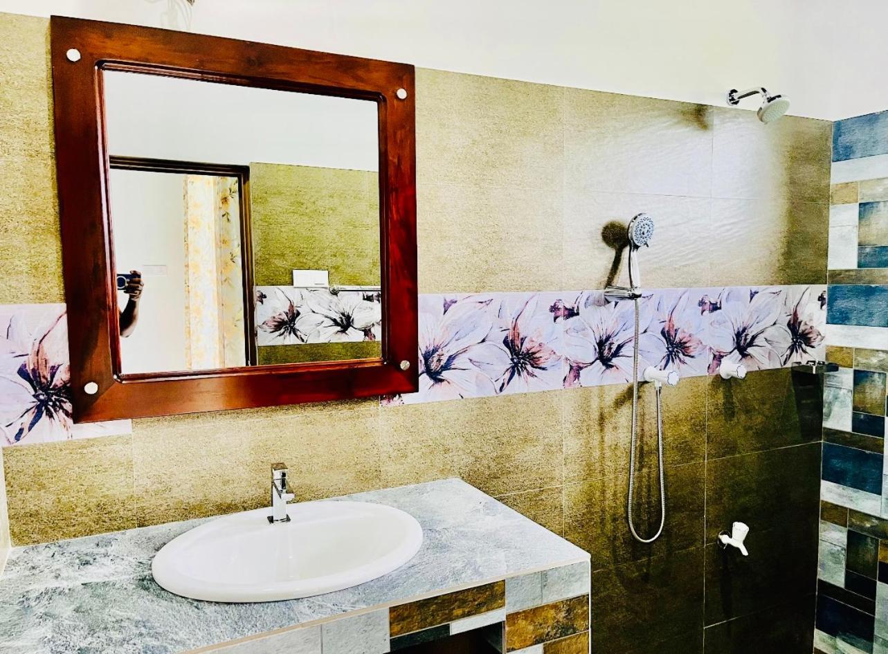 Aura Villa Полоннарува Экстерьер фото